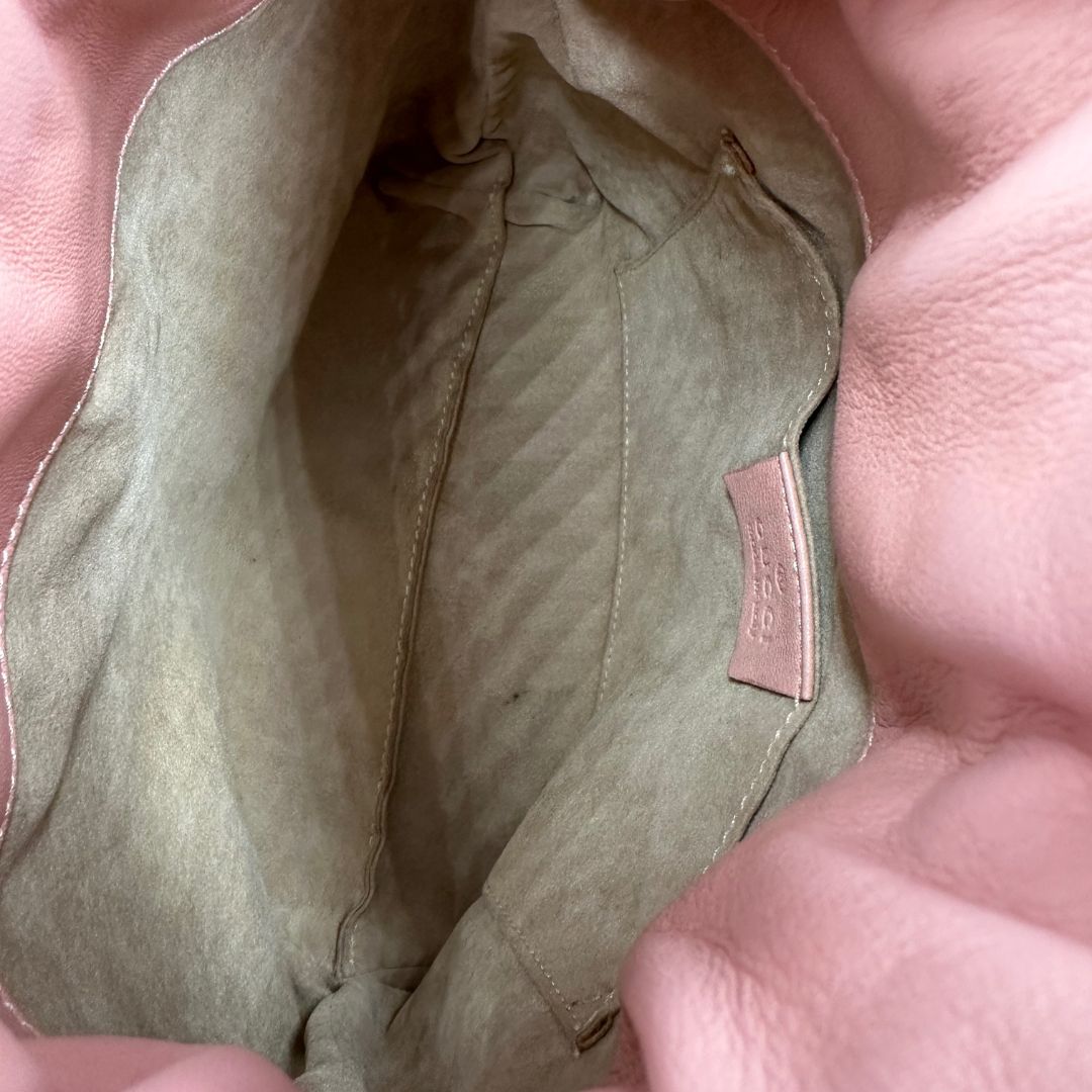 interno Borsa Gucci in pelle rosa con logo metallico argentato sul front; munita di un manico intrecciato, da portare a mano, di lusso, originale, ottime condizioni, usata.