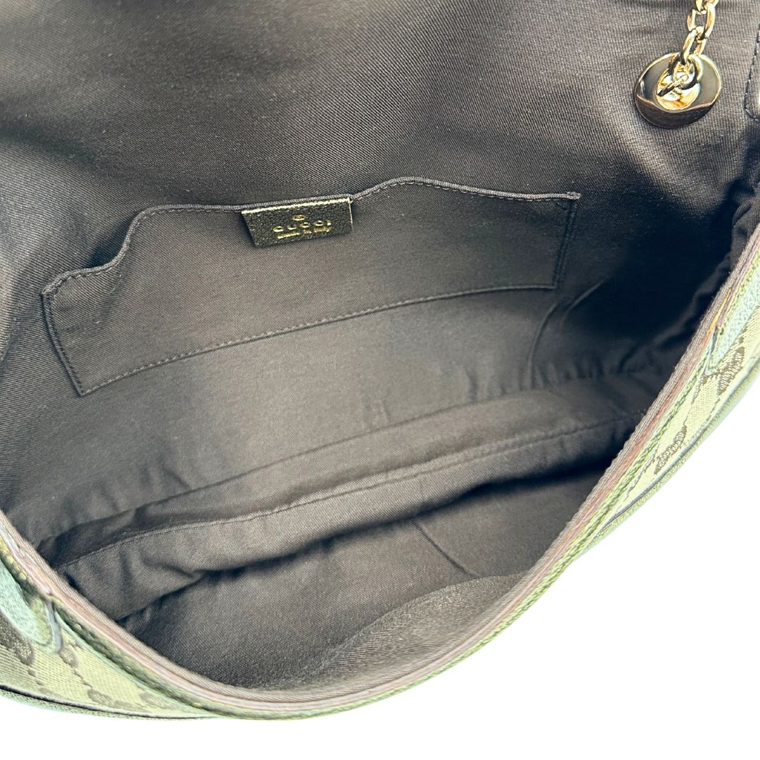 interno Borsa Gucci in tessuto GG beige con finiture in pelle e parti metalliche dorate; munita di doppi manici in catena, indossabile a spalla, di lusso, originale, ottime condizioni, usata.