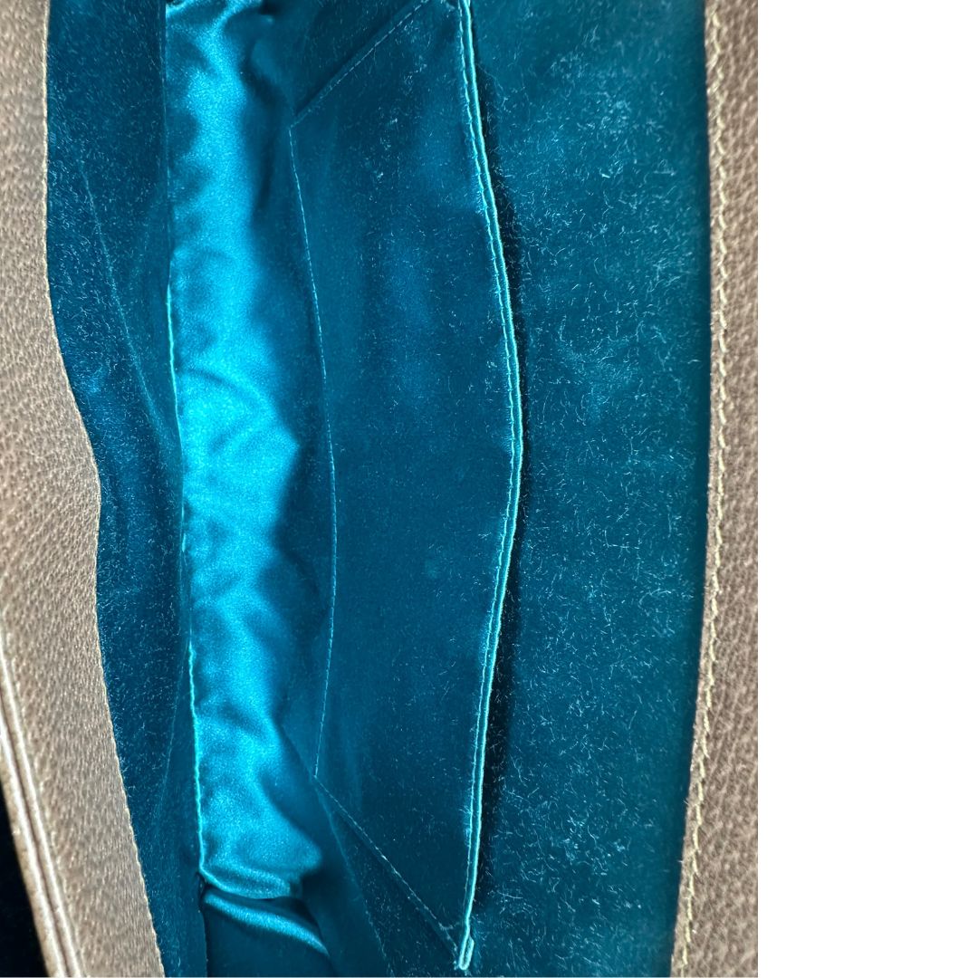 interno Borsa Gucci in canvas GG beige con finiture in pelle marroni e parti metalliche dorate, impreziosita da una striscia Web verde e rossa e logo GG sul front; munita di una tracolla in catena. Completa di dustbag, di lusso, originale, ottime condizioni, usata.