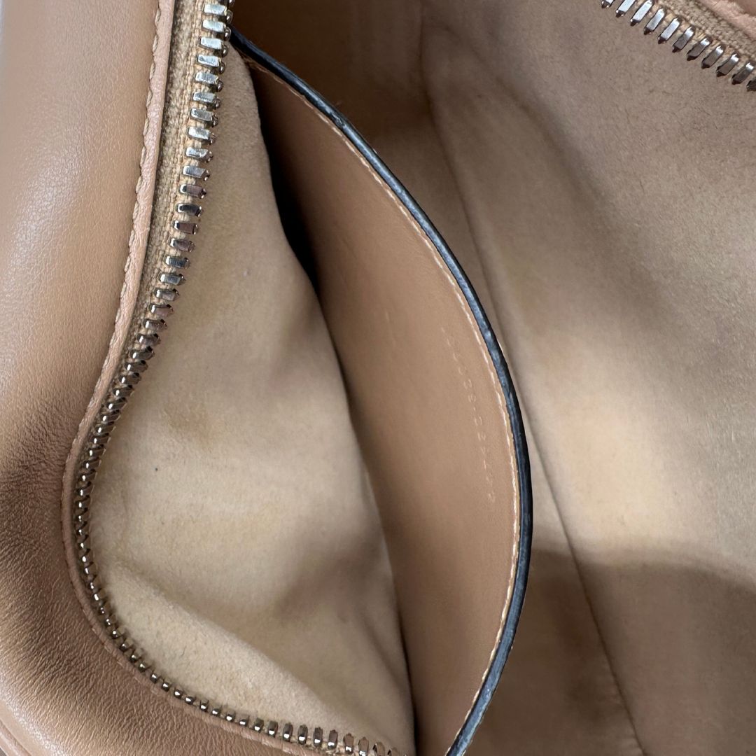 interno Borsa Gucci in pelle matelassè rosa con parti metalliche argentate e doppia G sul front; munita di una tracolla amovibile, di lusso, originale, ottime condizioni, usata.