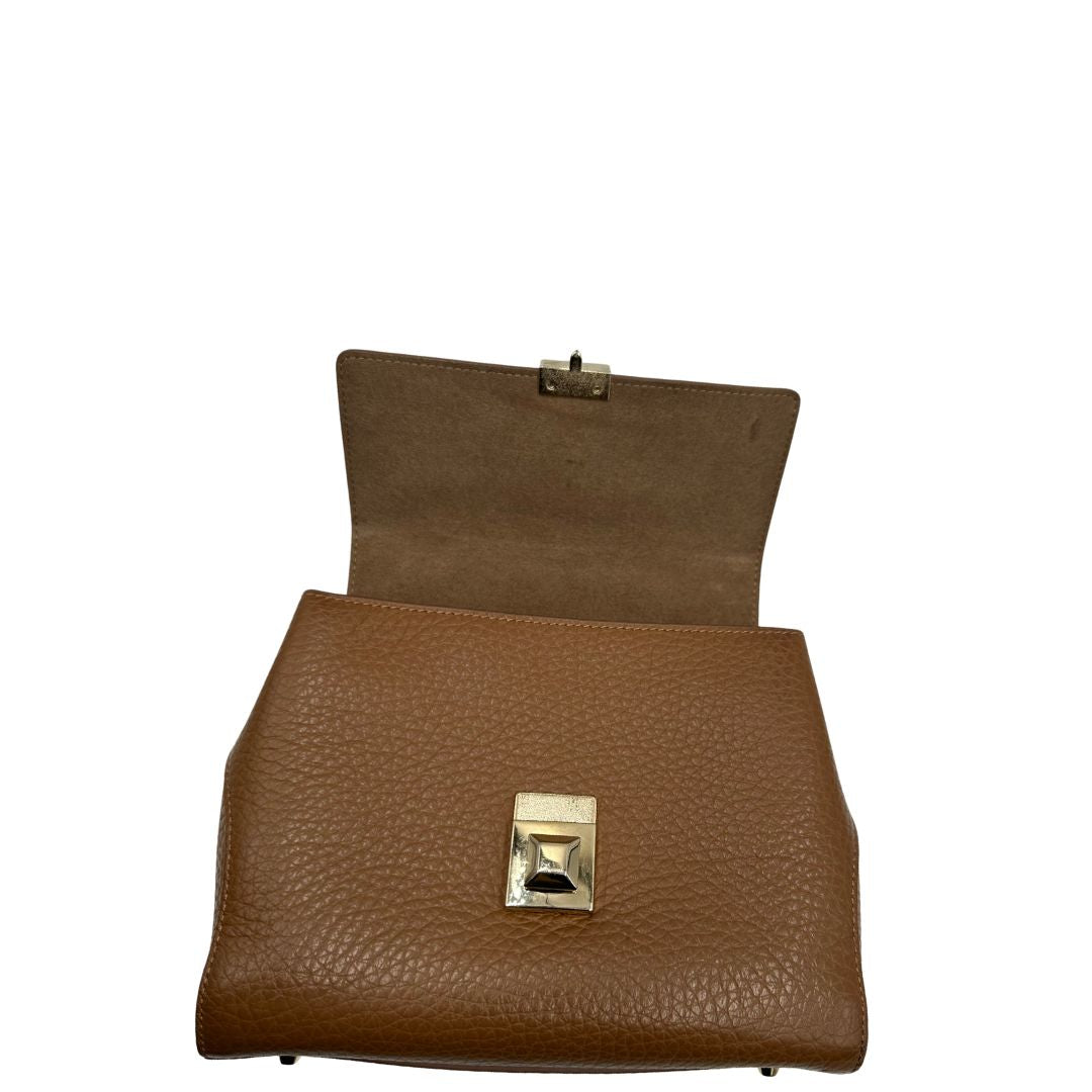 interno Borsa Furla in pelle martellata marrone e parti metalliche dorate; munita di un manico singolo e una tracolla regolabile. Completa di dustbag, di lusso, originale, ottime condizioni, usata.