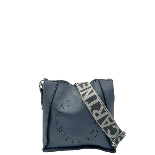 front Borsa Stella McCartney in pelle vegana color avio con parti metalliche argentate; munita di una tracolla in tessuto logata, amovibile e regolabile. Completa di dustbag, di lusso, originale, ottime condizioni.