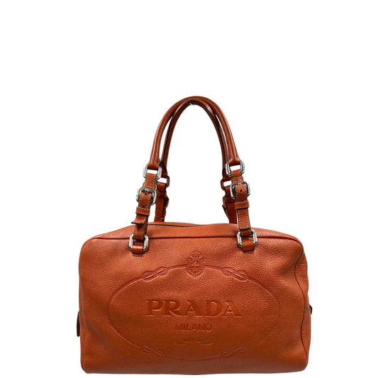 front Borsa Prada in pelle martellata color cognac con parti metalliche argentate; munita di doppi manici, indossabile a spalla. Completa di lucchetto e chiavi, di lusso, originale, ottime condizioni, usata.
