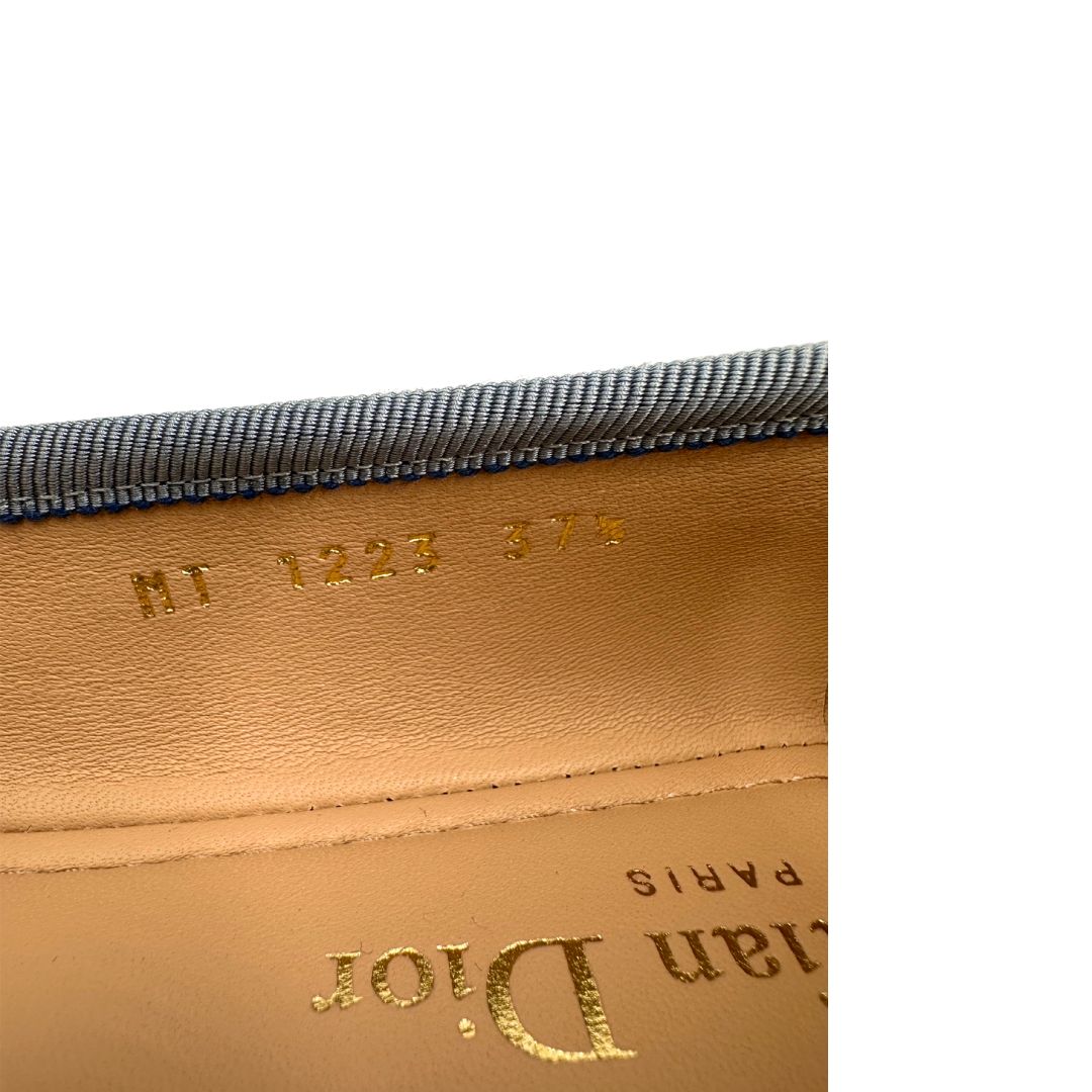 Codice di Ballerine Dior in rafia intrecciata color blu pastello, con profili in tessuto tono su tono. arricchite da un fiocco e un perla decorativa con logo Dior dorato. Complete di corredo. Originale, usata, di lusso, in condizioni eccellenti.