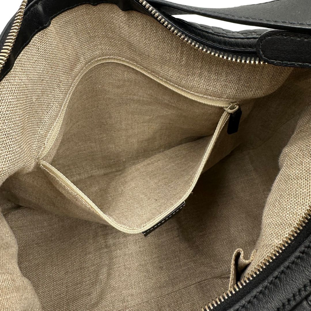 interno Borsa Gucci in pelle nera GG con parti metalliche dorate; munita di una tracolla regolabile, di lusso, originale, ottime condizioni, usata.