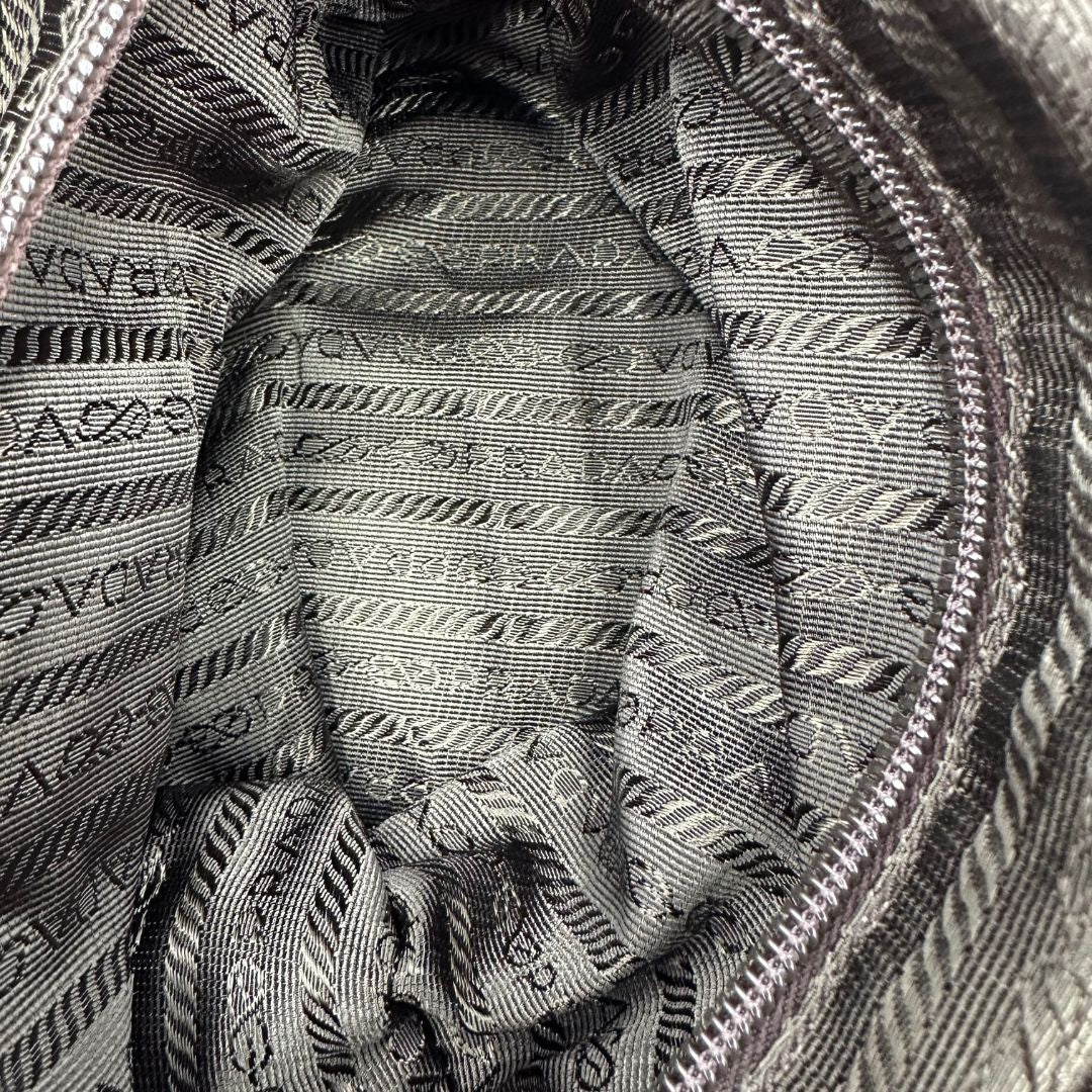 interno Borsa Prada in nylon rosso con finiture in pelle tono su tono e parti metalliche argentate; munita di una tracolla regolabile in tessuto. Completa di dustbag,di lusso, originale, ottime condizioni, usata.