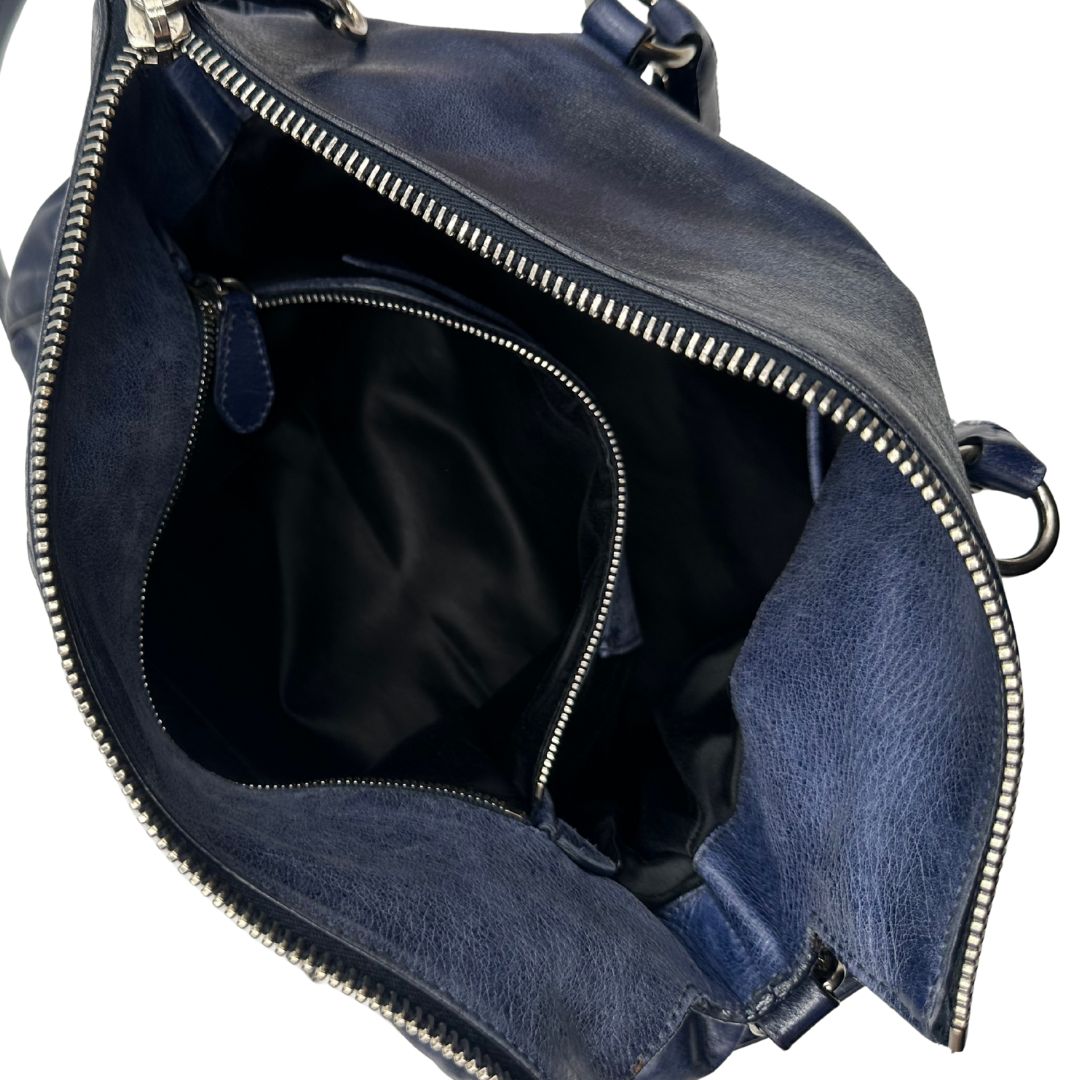 interno Borsa Miu Miu in pelle blu con parti metalliche argentate; munita di doppi manici e una tracolla amovibile. Completa di dustbag, di lusso, originale, ottime condizioni, usata, originale.