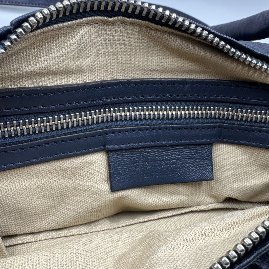 interno Borsa Givenchy in pelle blu con parti metalliche argentate; munita di un manico singolo stondato e una tracolla amovibile. Completa di dustbag, di lusso, usato, originale.