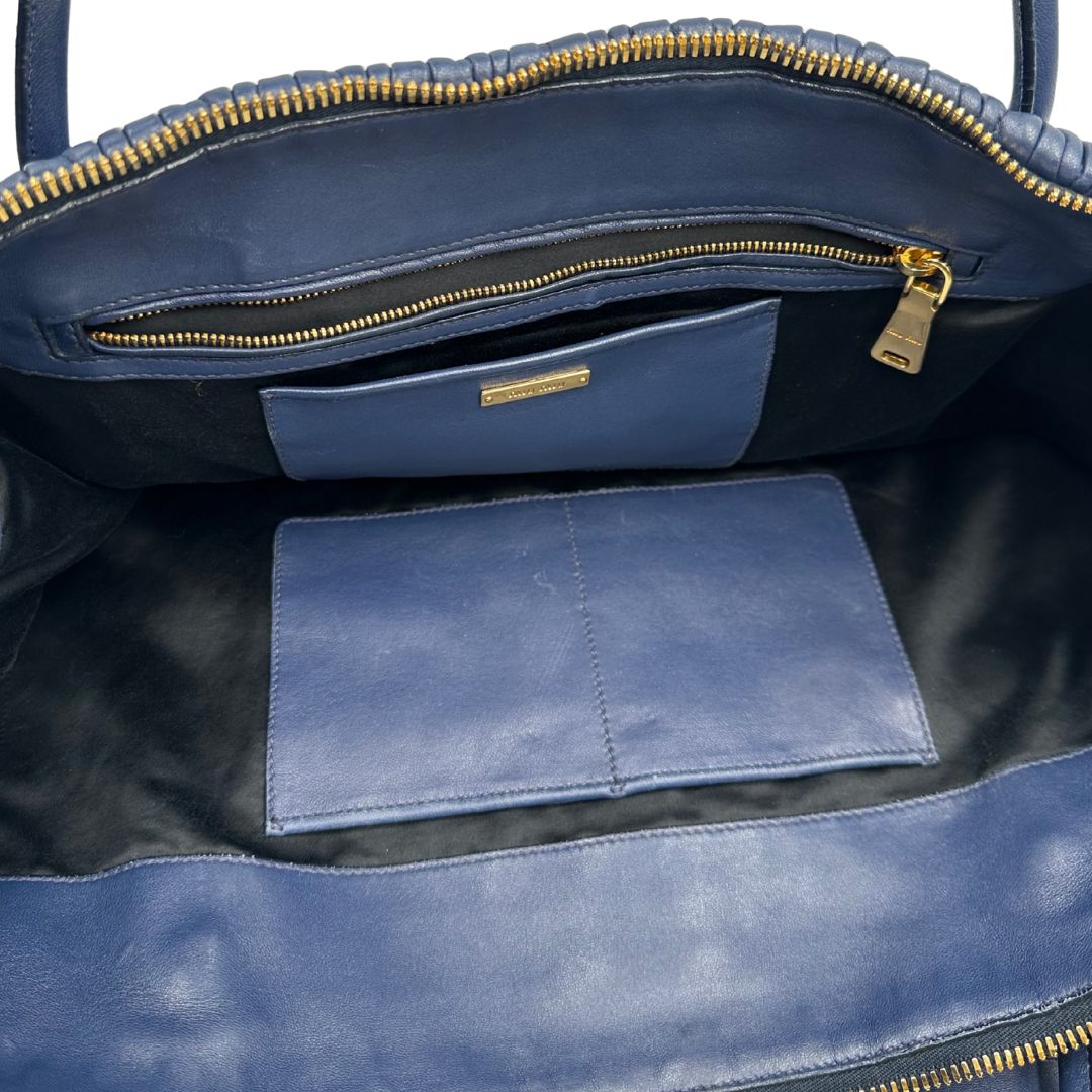interni Borsa Miu Miu in pelle matelassè blu con parti metalliche dorate; munita di doppi manici stondati e una tracolla amovibile e regolabile. Completa di dustbag, di lusso, originale, ottime condizioni, usata.