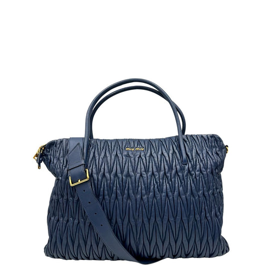 front Borsa Miu Miu in pelle matelassè blu con parti metalliche dorate; munita di doppi manici stondati e una tracolla amovibile e regolabile. Completa di dustbag, di lusso, originale, ottime condizioni, usata.