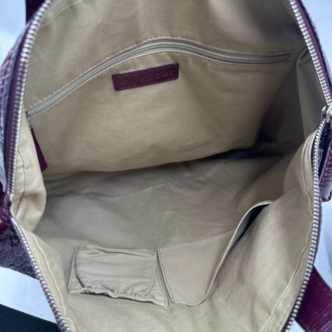 interno della Borsa Givenchy in pelle lucida bordeaux effetto invecchiato con parti metalliche argentate; munita di doppi manici e un manico singolo in tessuto e pelle, di lusso, originale, ottime condizioni, usata.