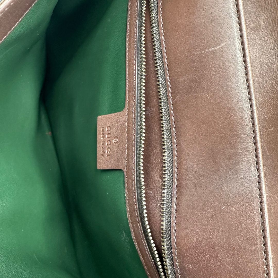 interno Borsa Gucci in pelle marrone con parti metalliche dorate, impreziosita da striscia Web verde e rossa. Munita di un manico singolo in catena e pelle, indossabile a spalla, di lusso, originale, ottime condizioni.