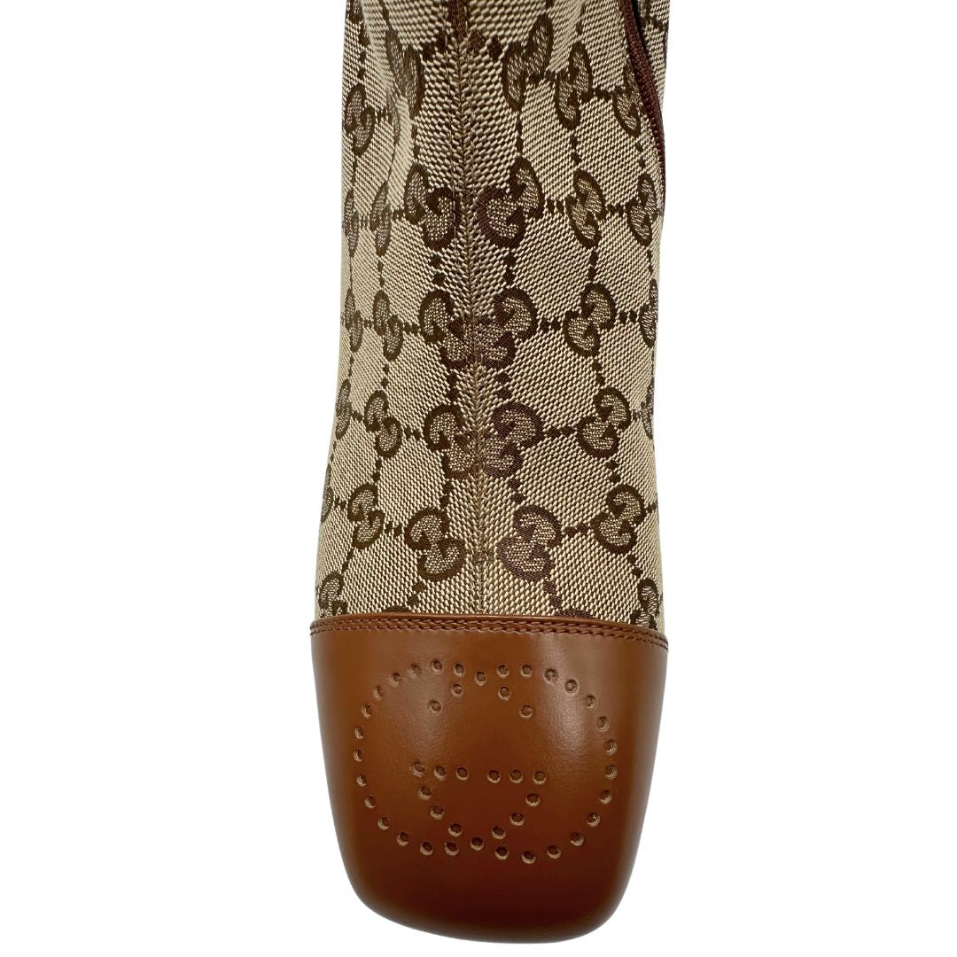 Scarpe Gucci in tessuto beige GG con finiture in pelle marroni e dettagli metallici dorati. Complete di corredo, di lusso, originale, ottime condizioni, usate