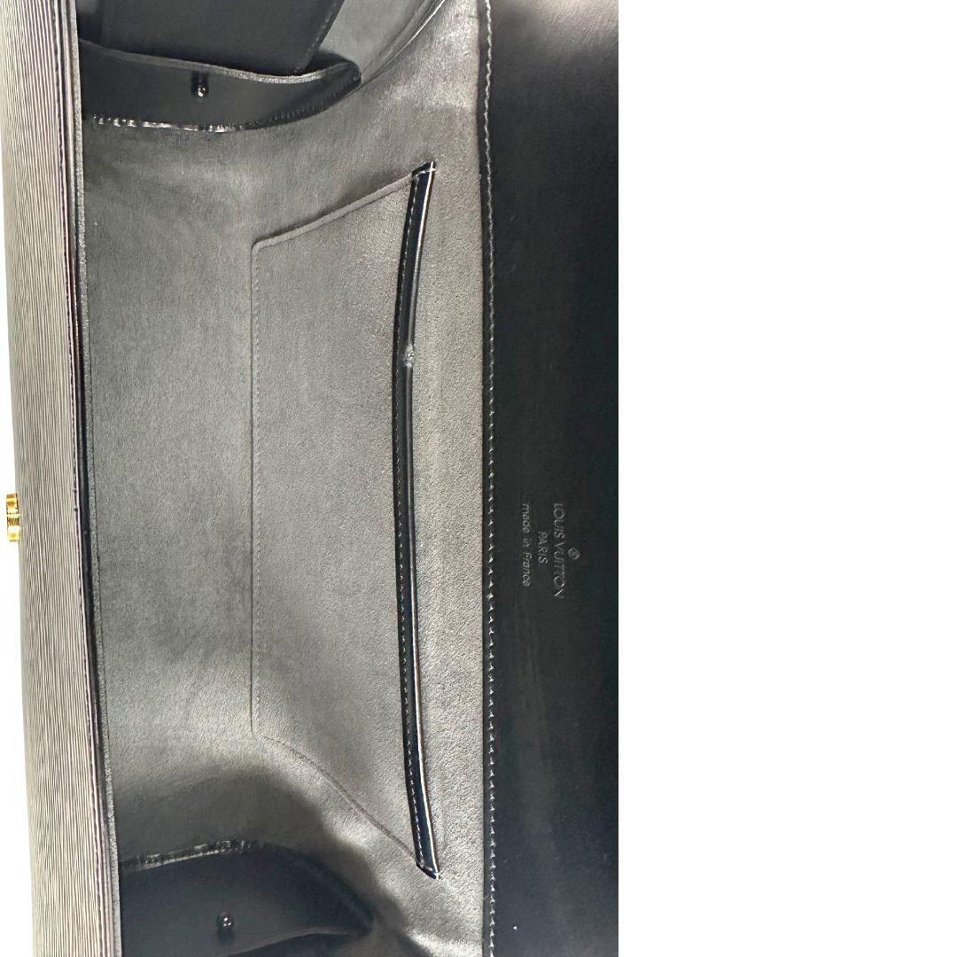 interno Borsa Louis Vuitton in pelle epi nera munita di un manico singolo, indossabile a spalla. Completa di dustbag, di lusso, originale, ottime condizioni, usata.