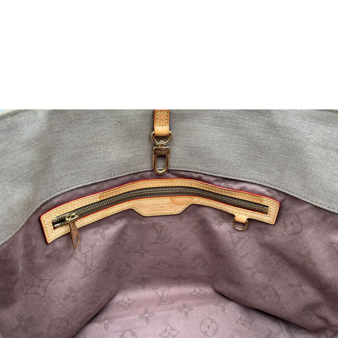 Interno di una Borsa Louis Vuitton Limited Edition in tela beige con dettagli in pelle scamosciata marrone e in vacchetta naturale, parti metalliche dorate; munita di doppi manici in tessuto, indossabile a spalla. Completa di dustbag. Originale, usata, di lusso, in ottime condizioni