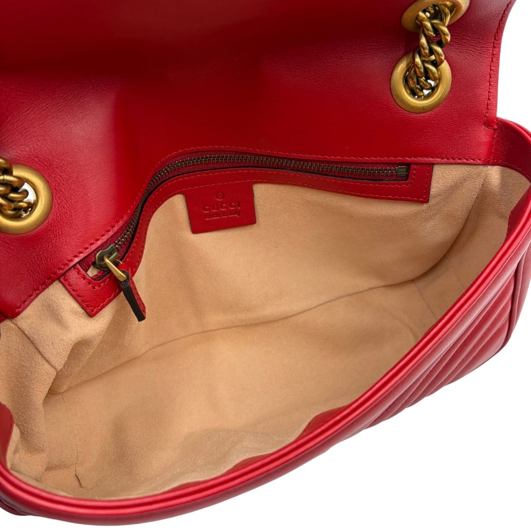 interno Borsa Gucci Marmont in pelle matelassè rossa e parti metalliche dorate; munita di una tracolla in catena con spallaccio in pelle. Completa di dustbag, di lusso, originale, ottime condizioni, usata.