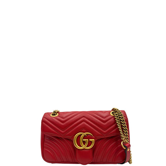 front Borsa Gucci Marmont in pelle matelassè rossa e parti metalliche dorate; munita di una tracolla in catena con spallaccio in pelle. Completa di dustbag, di lusso, originale, ottime condizioni, usata.