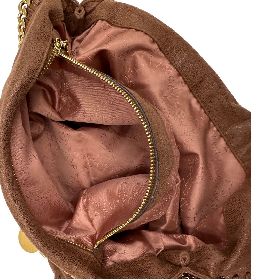 interno Borsa Stella McCartney Falabella in tessuto vegano color cameo rifinita con catene in metallo dorato. Completa di dustbag, di lusso, originale, ottime condizioni, usata.