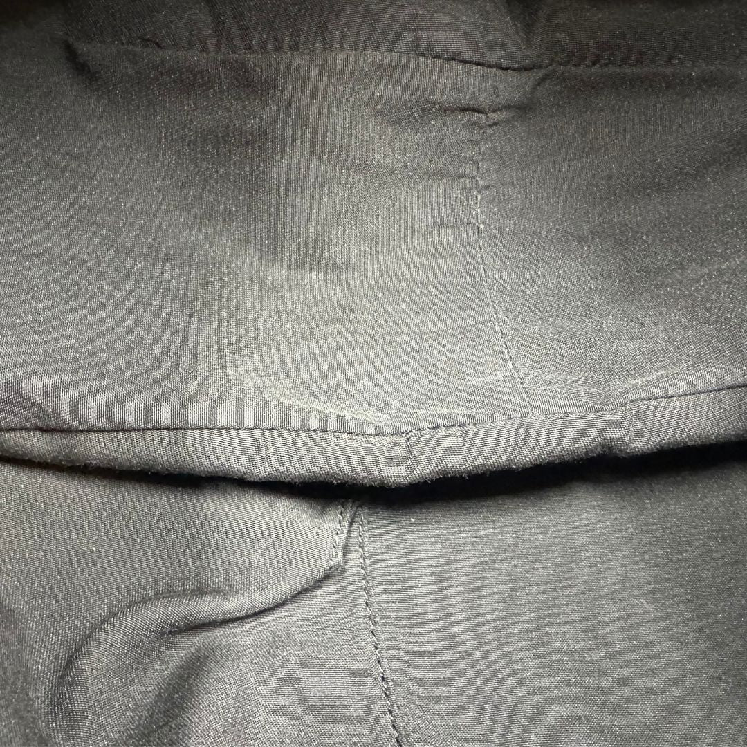 interno della Borsa Gucci in tessuto nero GG con finiture in pelle tono su tono e parti metalliche dorate; munita di doppi manici, indossabile a spalla. Completa di dustbag, di lusso, originale, ottime condizioni, usata.