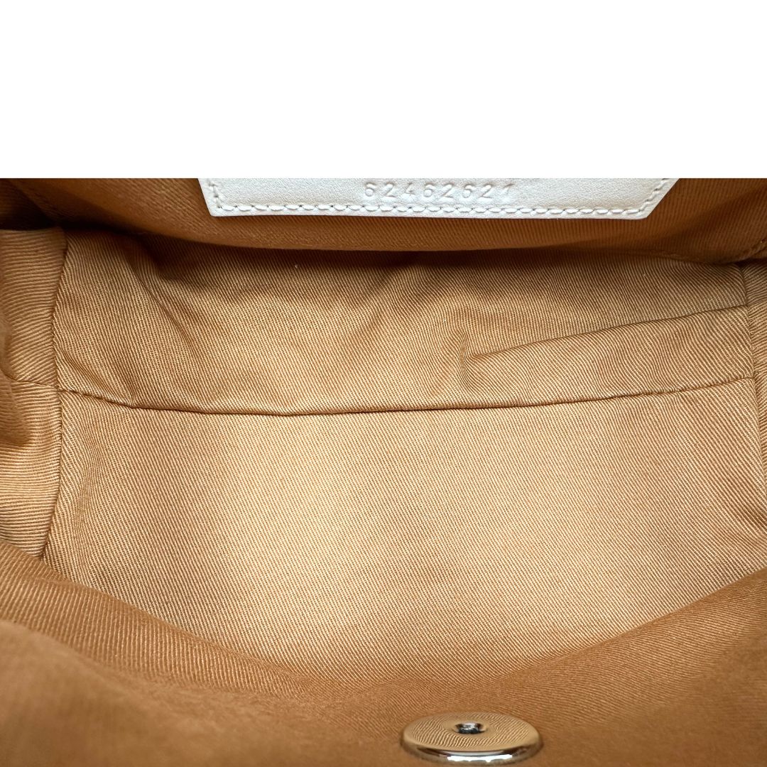 Interno di una Borsa Zanellato in pelle con effetto midollino color argento metallizzato. con parti metalliche argentate; munita di un manico singolo e una tracolla in pelle nude amovibile e regolabile. Originale, usata, di lusso, in ottime condizioni.