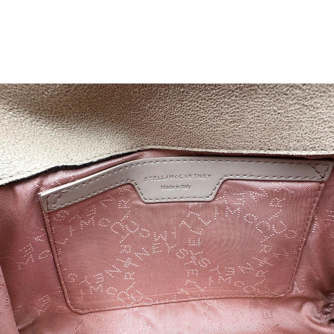 Tascainterna di una Borsa Falabella in tessuto vegano color Beige con parti metalliche argentate; indossabile a tracolla. Originale, usata, di lusso, in ottime condizioni.