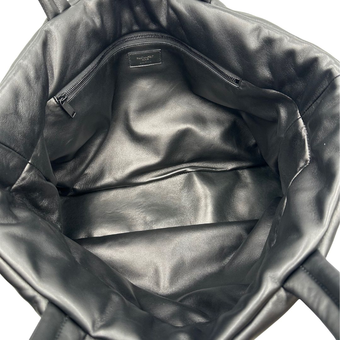 interno Borsa Saint Laurent in pelle nera con maxi logo sul front; munita di doppi manici, indossabile a spalla. Completa di dustbag, di lusso, originale, eccellenti condizioni.