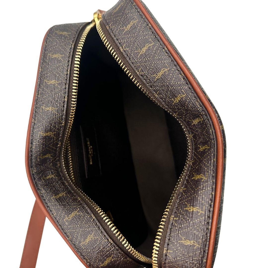 interno Borsa Saint Laurent in canvas marrone con mini loghi Cassandre, parti metalliche dorate e finiture in pelle color cognac; munita di una tracolla leggermente regolabile. Completa di dustbag, di lusso, originale, eccellenti condizioni, usata.