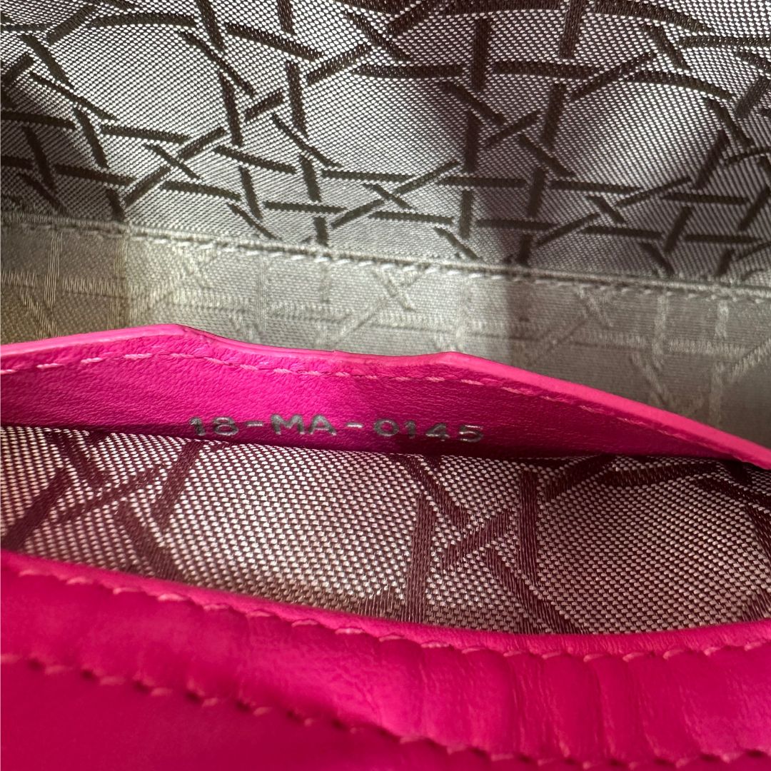 interno Borsa Lady Dior in pelle fucsia trama cannage. Doppi manici rigidi e una tracolla amovibile, con parti metalliche argentate, di lusso, originale, ottime condizioni.