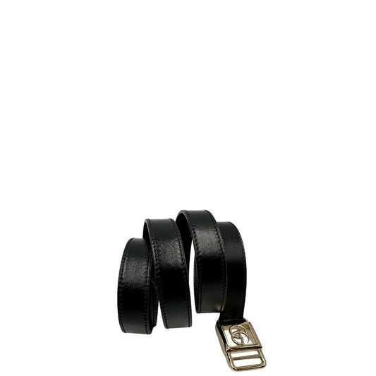 Cintura Gucci in pelle nera con parti metalliche dorate e chiusura a scorrimento, di lusso, originale, ottime condizioni, usata.