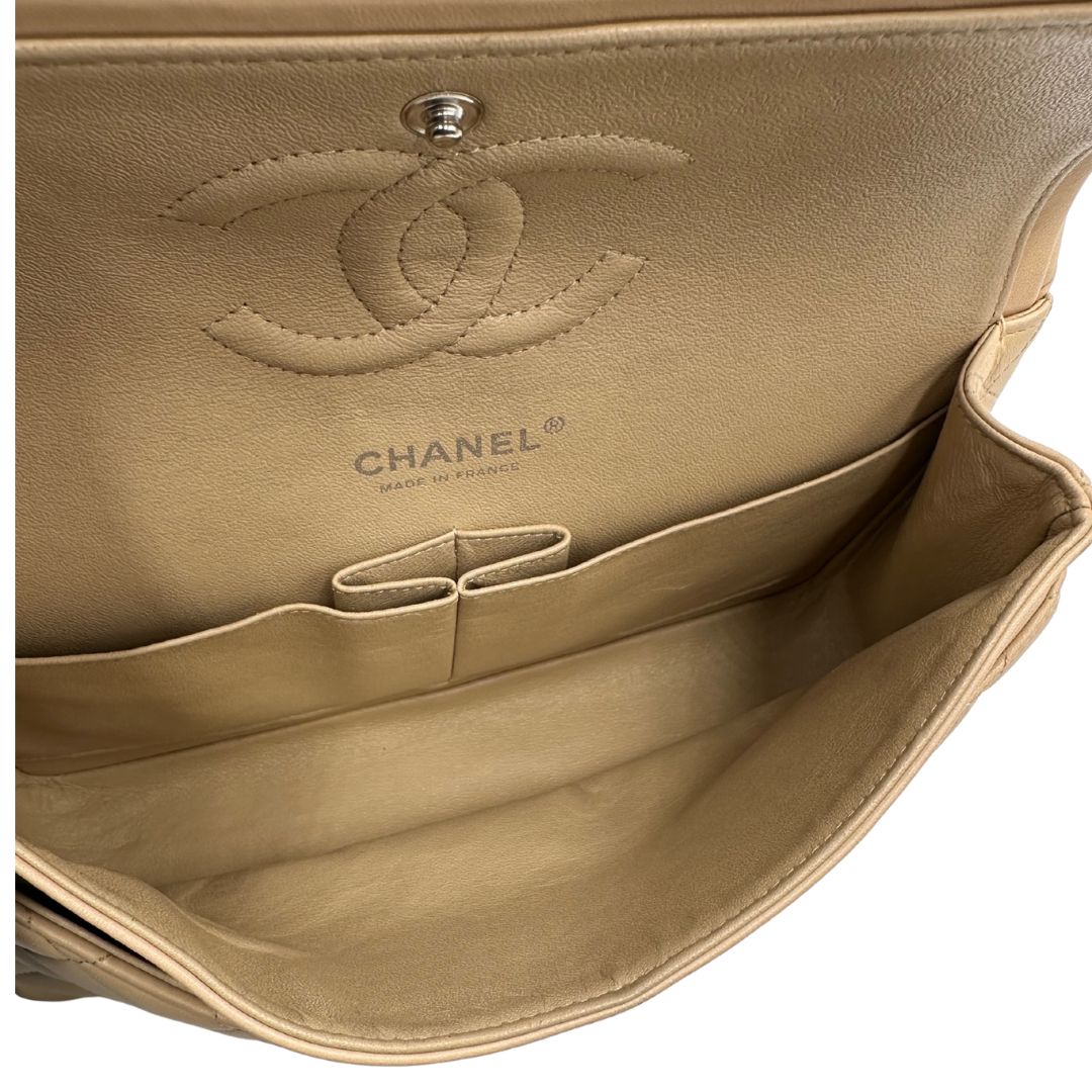 interno Borsa Chanel in pelle beige matelassè con parti metalliche argentate; munita di una tracolla scorrevole in catena e pelle. Indossabile a spalla e a tracolla. Completa di scatola e dustbag, di lusso, originale, ottime condizioni, usata.