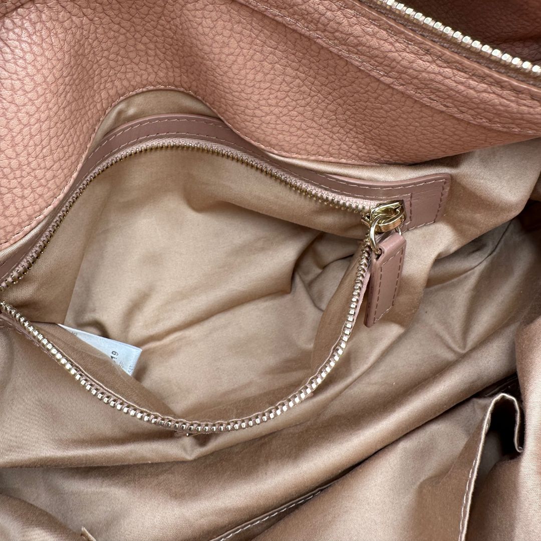 interno Borsa Borbonese in pelle martellata rosa con parti metalliche dorate; munita di doppi manici e una tracolla amovibile. Completa di dustbag, di lusso, originale, usata.
