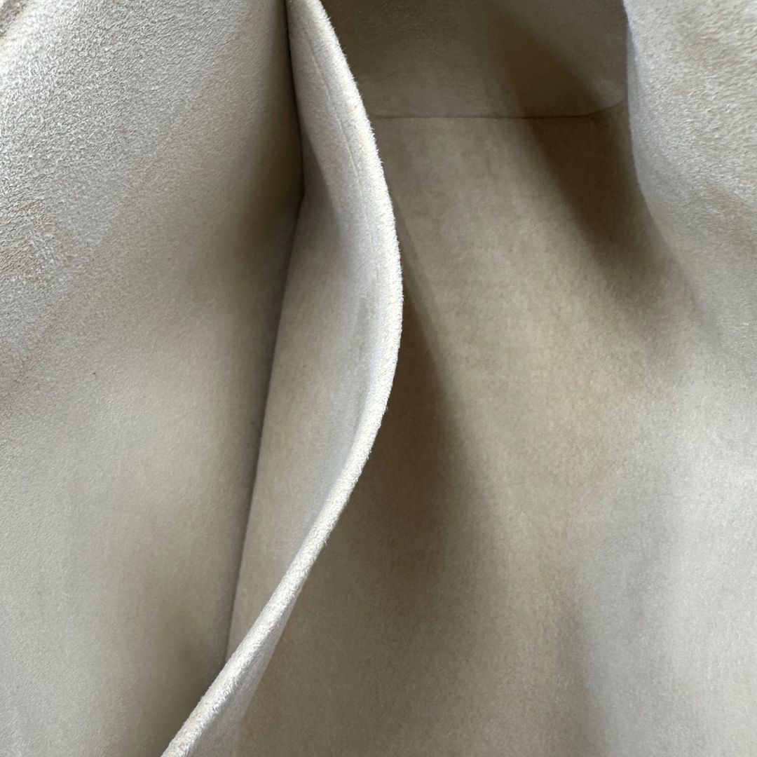 interno Borsa Beverly LV in canvas marrone monogram, finiture in vacchetta naturale e metalleria dorata. Indossabile a spalla oppure a mano, di lusso, originale, ottime condizioni, usata.