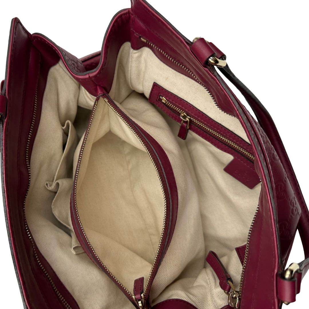 interno Borsa Gucci in pelle color amaranto con parti metalliche dorate; munita di doppi manici. Completa di dustbag, di lusso, originale, usata, ottime condizioni.