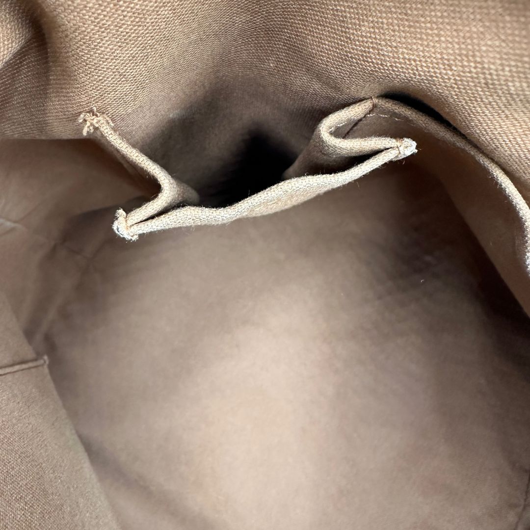 interno Borsa Louis Vuitton in canvas marrone monogram con parti metalliche dorate e finiture in vacchetta naturale; munita di una tracolla amovibile e regolabile e doppi manici. Indossabile a spalla oppure a mano. Completa di dustbag, di lusso, originale, ottime condizioni, usata.
