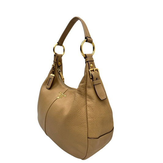 Borsa Hobo Prada in pelle martellata color cammello con parti metalliche dorate. Indossabile a spalla, di lusso, originale, usata.