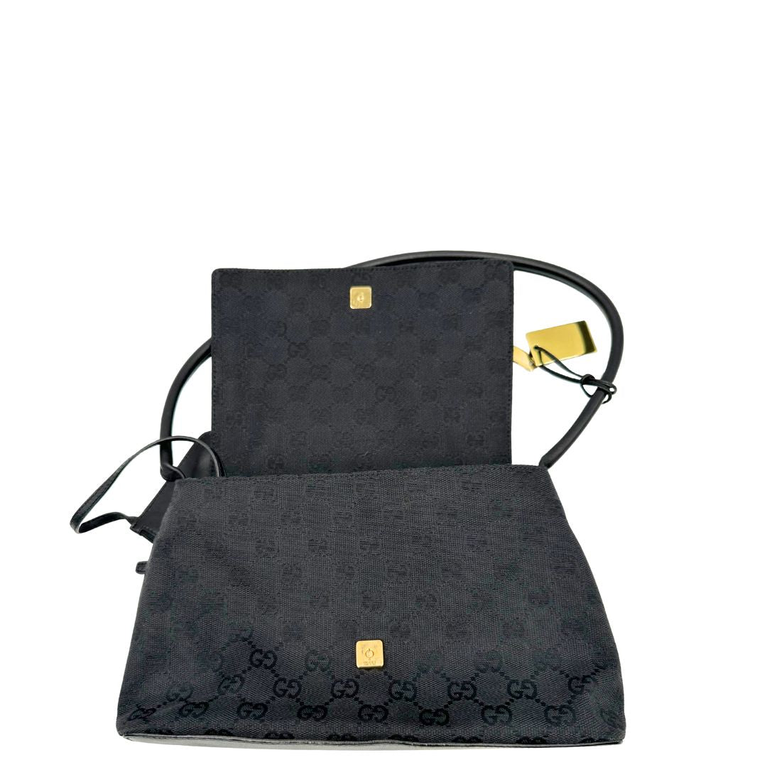 interno Borsa Gucci in tessuto GG nero con finiture in pelle tono su tono e parti metalliche dorate; munita di un manico singolo arrotondato e una pochette interna, di lusso, originale, ottime condizioni, usata.