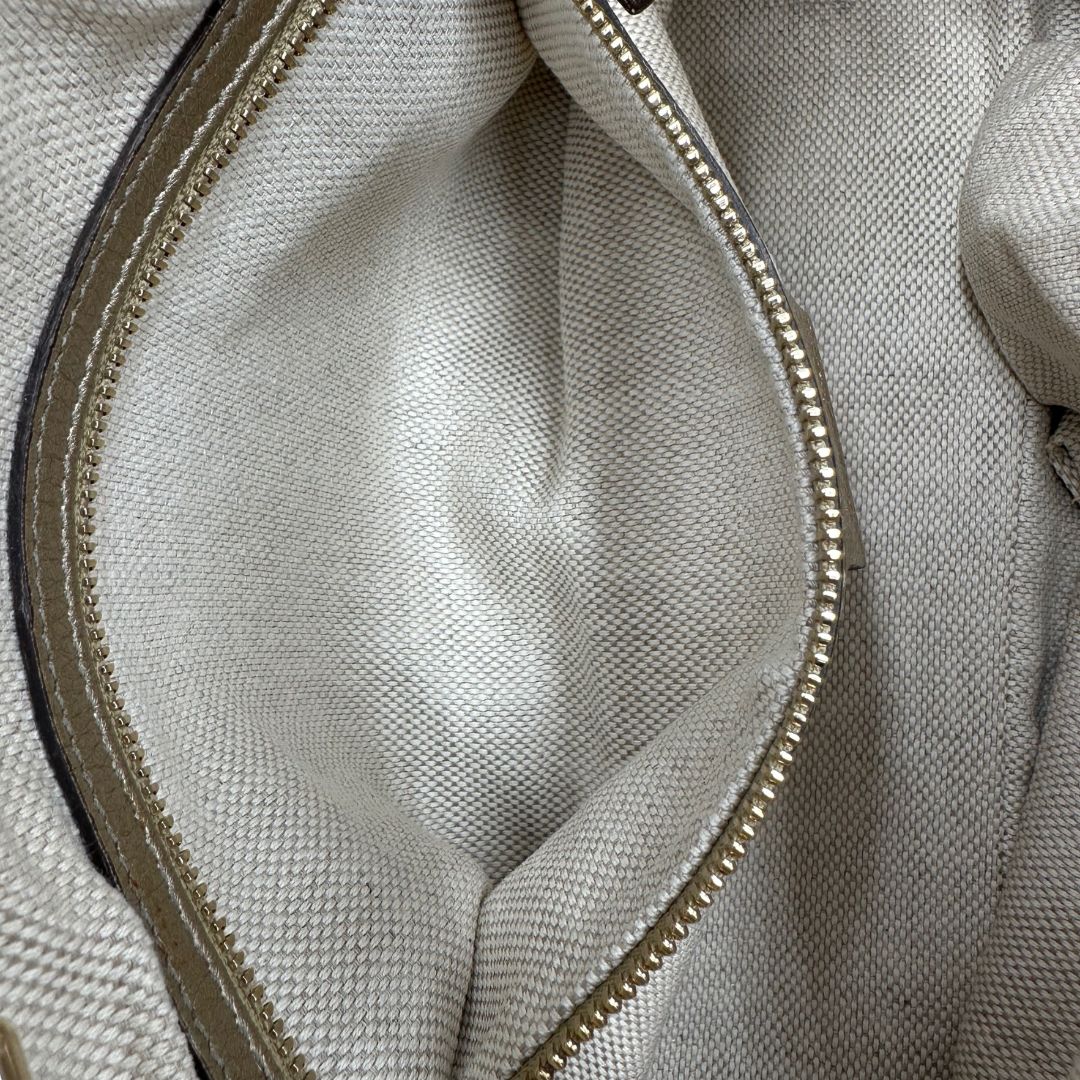 interno Borsa Gucci in pelle dorata con parti metalliche tono su tono; munita di doppi manici in catena e impreziosita da nappa decorativa. Completa di dustbag, di lusso, originale, ottime condizioni, usata.