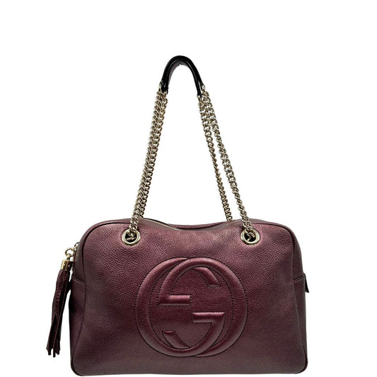 front Borsa Gucci in pelle color amaranto satinato con parti metalliche dorate; munita di doppi manici in catena con spallacci in pelle. Completa di dustbag, di lusso, originale, ottime condizioni.