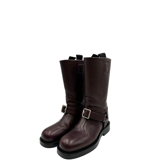 Stivali Saddle Burberry in pelle bordeaux con chiusura alla caviglia con fibbia color argento, punta tonda e suola piatta in gomma. Completi di scatola e dustbag. Originale, usati di lusso, in ottime condizioni.