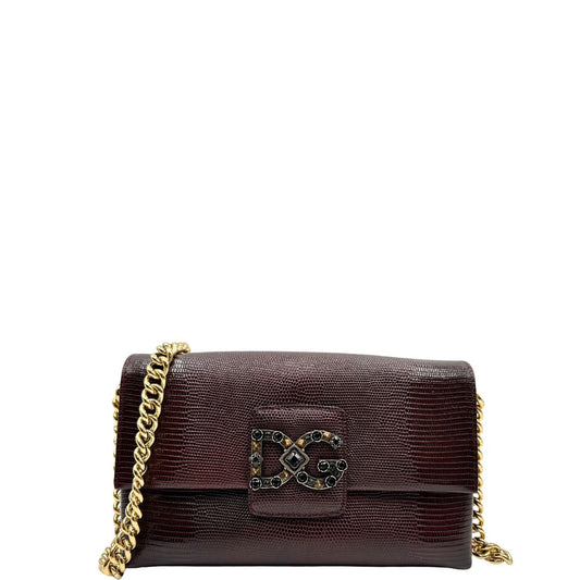 front Borsa D&G in pelle color vinaccia con parti metalliche dorate e logo sul front impreziosito da borchie dorate e strass neri; munita di una tracolla con spallaccio in pelle. Completa di dustbag, di lusso, originale, ottime condizioni, usata.