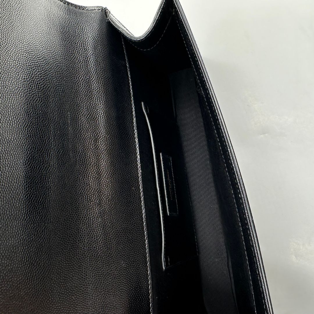 interno Pochette Saint Laurent in pelle nera con parti metalliche dorate; da portare a mano. Full set, di lusso, originale, ottime condizioni, usata.