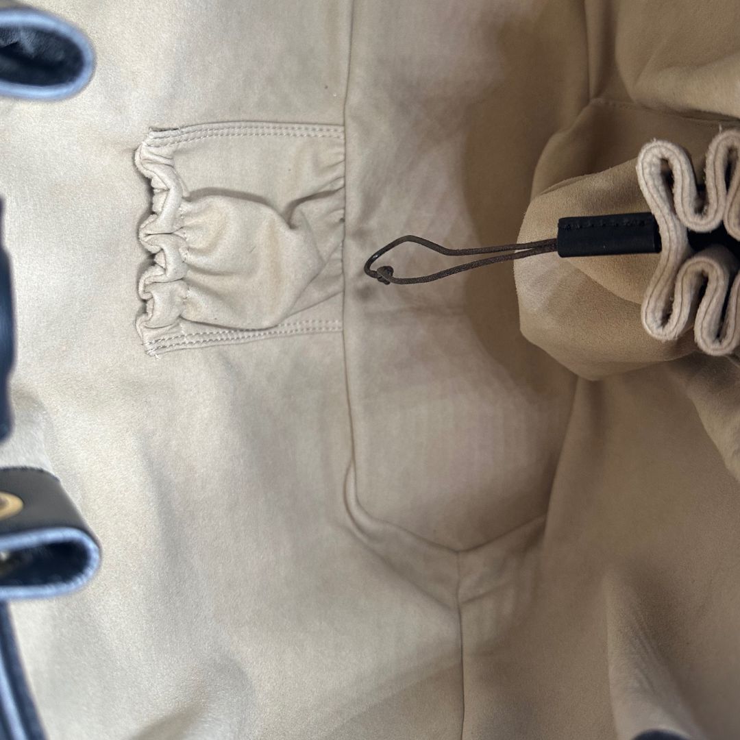 interno Borsa Domenico Vacca in pelle nera con parti metalliche dorate; munita di doppi manici e una tracolla, di lusso, originale, ottime condizioni.