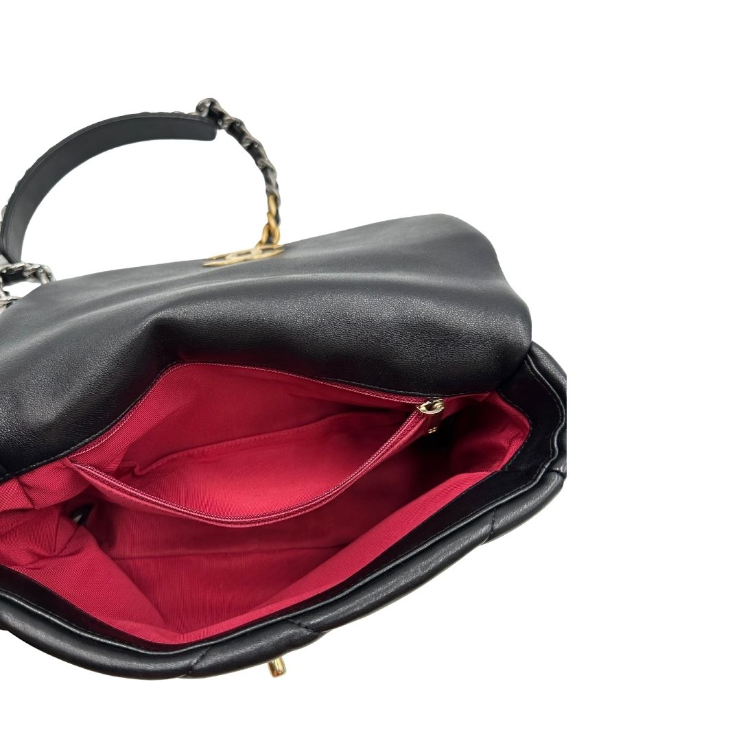 interno Borsa Chanel 19 in pelle trapuntata nera con parti metalliche dorate e argentate; munita di una tracolla con spallaccio in pelle. Completa di corredo, di lusso, originale, ottime condizioni, usata.