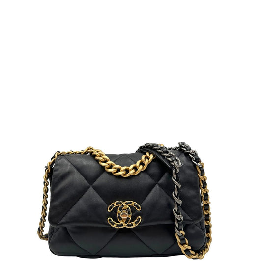 front Borsa Chanel 19 in pelle trapuntata nera con parti metalliche dorate e argentate; munita di una tracolla con spallaccio in pelle. Completa di corredo, di lusso, originale, ottime condizioni, usata.