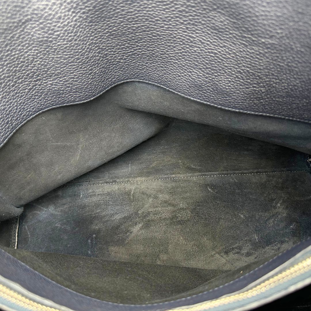 interno della Borsa Saint Laurent in pelle martellata blu con parti metalliche argentate; munita di doppi manici stondati e una tracolla amovibile e regolabile, di lusso, originale, ottime condizioni, usata, originale.