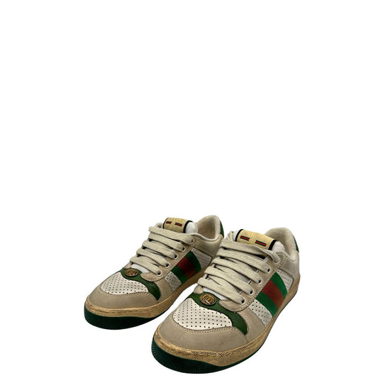 Sneakers Gucci numero 36,5 in tessuto beige GG con finiture in pelle grigia e verde, arricchite da iconiche strisce Web laterali. Il design volutamente "used" conferisce un effetto vissuto, aggiungendo un tocco di stile urban e contemporaneo. Munite di corredo, di lusso, originali, usate.