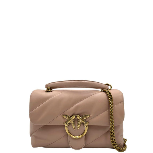 front Borsa Pinko in pelle matelassè rosa cipria con parti metalliche dorate; munita di una tracolla scorrevole in catena con spallaccio in pelle. Indossabile a spalla oppure a tracolla. Munita di dustbag, di lusso, originale, ottime condizioni, usata.