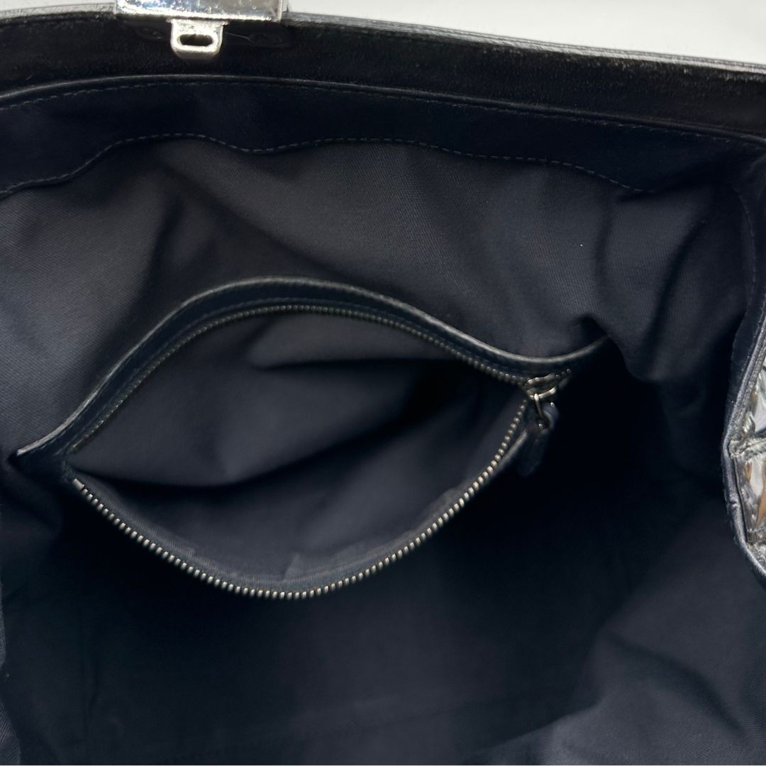 interno Borsa Gucci compatta in pelle lucida con trama Horsebit, di lusso, originale, usata.