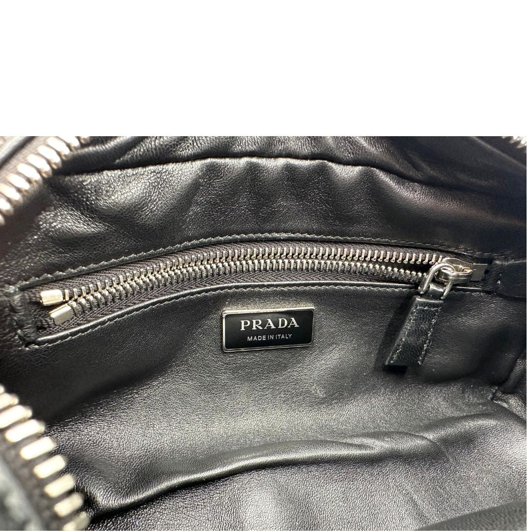 Interno, Borsa Multi-Pocket in nappa antique in pelle nera, dal design strutturato e dalla metalleria argentata. Originale, usata, di lusso, in ottime condizioni.