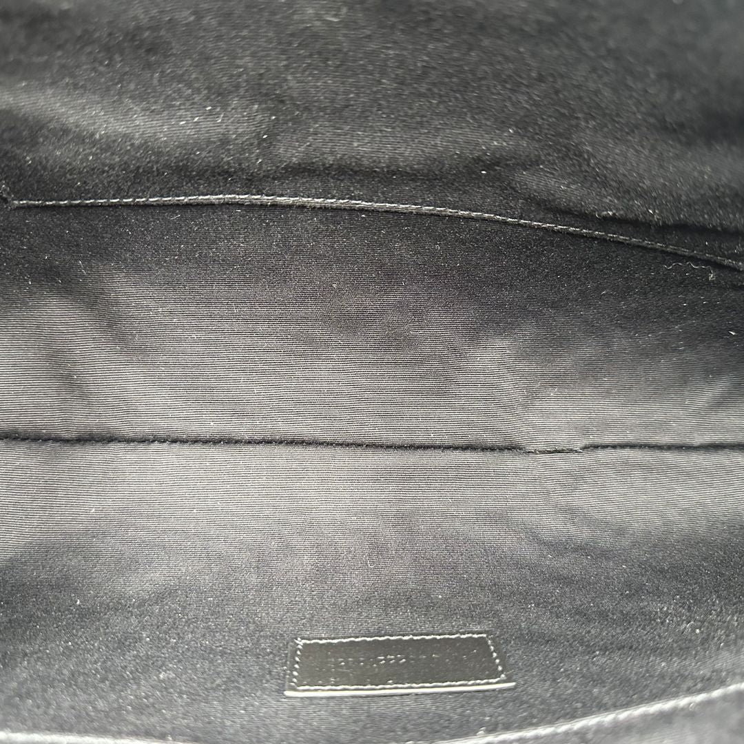 interno Saint Laurent in pelle color light musk con iconico logo YSL, di lusso, originale, eccellenti condizioni, usata.